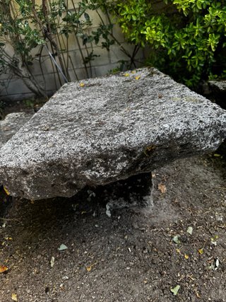 Mesa y bancos de piedra natural