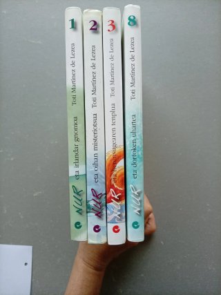 NUR. Lote de cuatro libros.