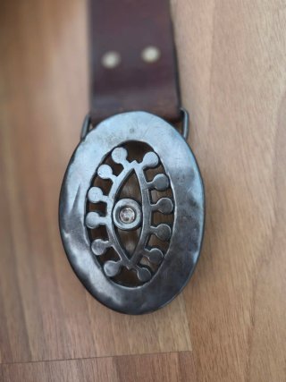 Cinturón de cuero con hebilla de ojo