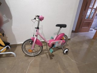 Bicicleta infantil rosa con ruedines