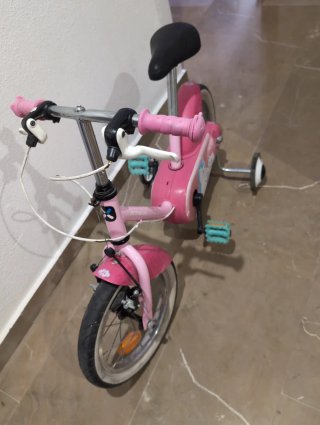 Bicicleta infantil rosa con ruedines