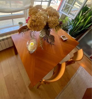 Mesa de comedor de madera con 4 sillas