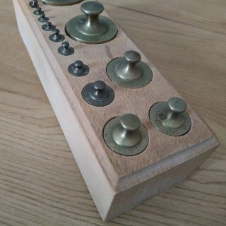 Juego de pesas antiguo, nuevo