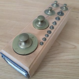 Juego de pesas antiguo, nuevo