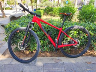 Bicicleta de montaña CUBE roja