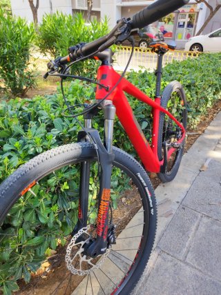 Bicicleta de montaña CUBE roja