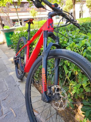 Bicicleta de montaña CUBE roja