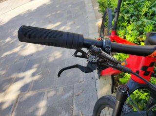 Bicicleta de montaña CUBE roja