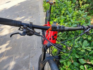 Bicicleta de montaña CUBE roja