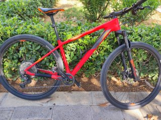 Bicicleta de montaña CUBE roja