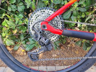 Bicicleta de montaña CUBE roja