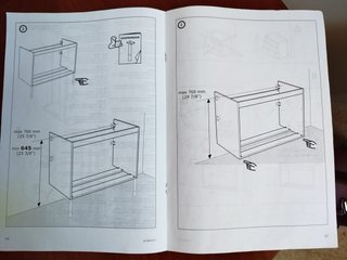 Mueble de madera con cajones y patas
