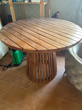 Mesa redonda de madera para exterior