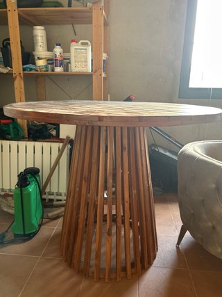 Mesa redonda de madera para exterior