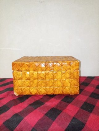 Joyero artesanal dorado con cierre