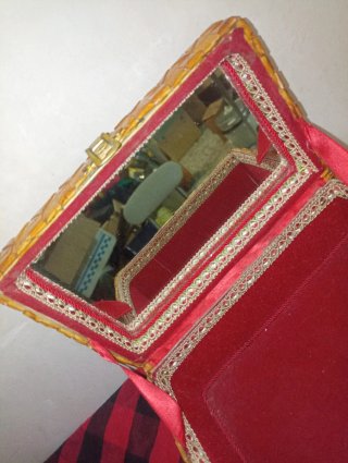 Joyero artesanal dorado con cierre