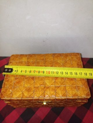 Joyero artesanal dorado con cierre
