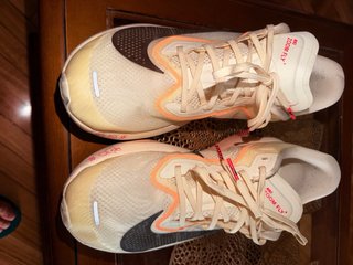 Zapatilla Nike Zoom Fly Beige Naranja