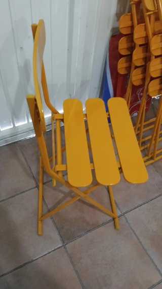 4 sillas metálicas naranjas plegables