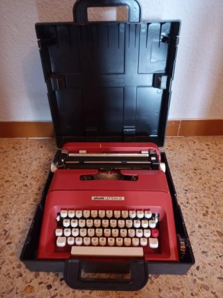 Máquina de escribir Olivetti Lettera 35 Roja nueva