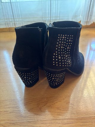 Botas tacón negras con tachuelas