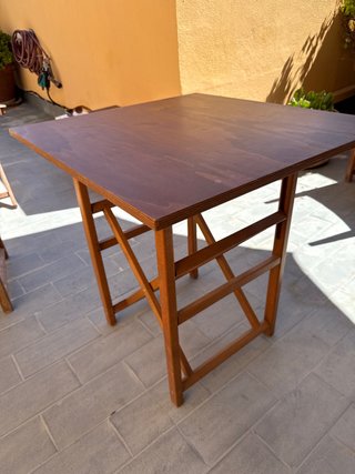 Mesa de madera plegable para terraza.