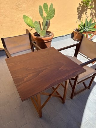 Mesa de madera plegable para terraza.
