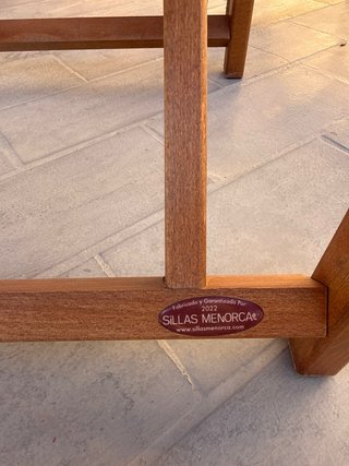 Mesa de madera plegable para terraza.