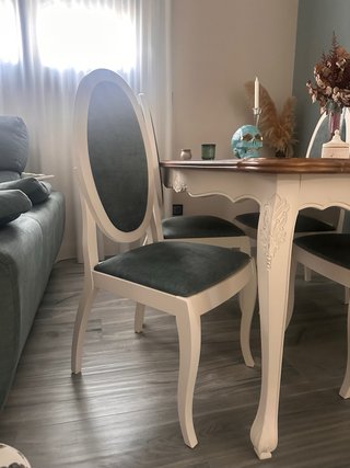 Mesa de comedor y 4 sillas estilo clasico