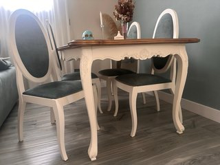 Mesa de comedor y 4 sillas estilo clasico