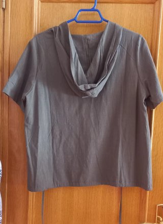 Blusa verde oliva con capucha y botones
