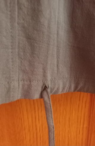 Blusa verde oliva con capucha y botones