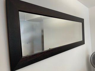 Espejo de madera marrón oscuro