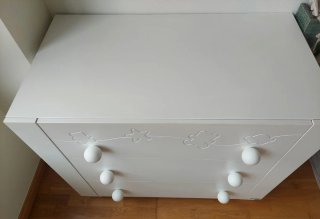 Cómoda infantil blanca con ositos y estrellas