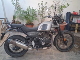 Royal Enfield Himalayan - Negro/Gris