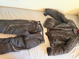 Chaqueta y pantalón Richa de punto.