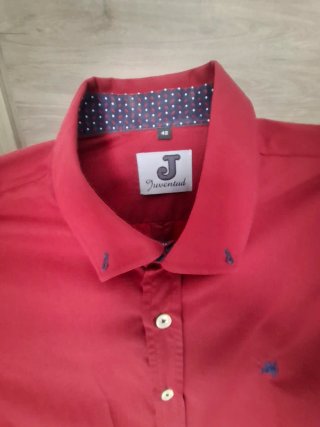 Camisa manga larga color vino con detalles azules.