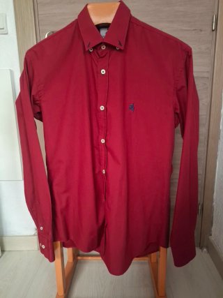 Camisa manga larga color vino con detalles azules.