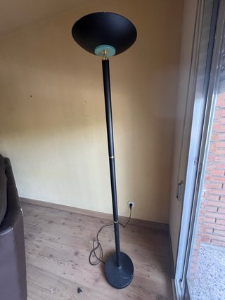 Lámpara de pie negra luz indirecta