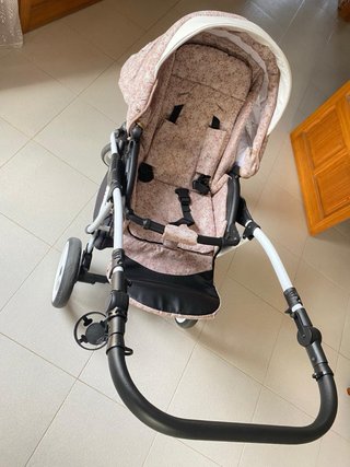 Cochecito de bebé con estampado floral
