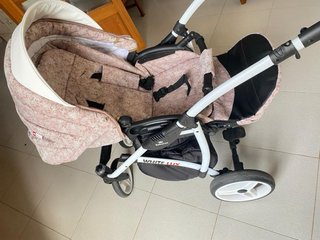Cochecito de bebé con estampado floral