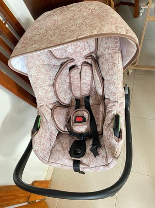 Cochecito de bebé con estampado floral