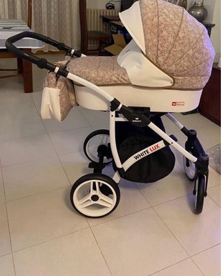 Cochecito de bebé con estampado floral