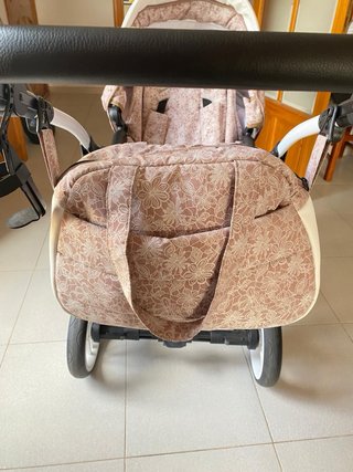 Cochecito de bebé con estampado floral