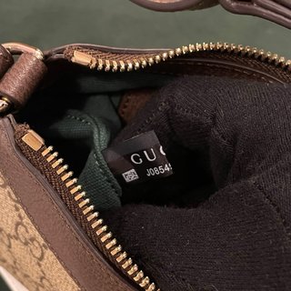 Bolso Gucci GG Supreme con banda verde y roja
