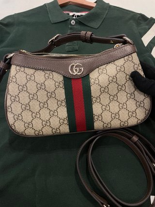 Bolso Gucci GG Supreme con banda verde y roja