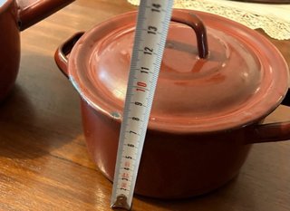 Antiguos olla y cazo rojos esmaltados