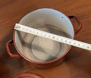 Antiguos olla y cazo rojos esmaltados