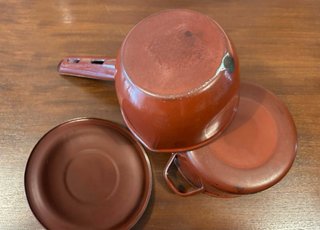 Antiguos olla y cazo rojos esmaltados