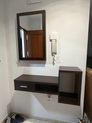 Entradita con espejo y estante